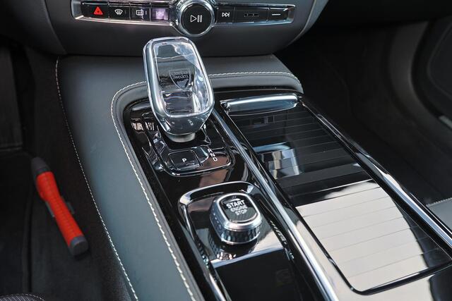 Volvo V60 T6 Recharge AWD Plus Dark - IntelliSafe Assist & Surround - 360º Camera - Harman/Kardon audio - Verwarmde voorstoelen, stuur & achterbank - Parkeersensoren voor & achter - Elektr. bedienb. voorstoelen met geheugen - Elektr. inklapbare trekhaak - 18' LMV