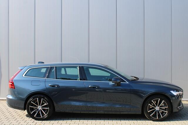 Volvo V60 T6 Plug-in hybrid AWD Essential Bright | Leder | Trekhaak | Adaptieve Cruise | All Season banden