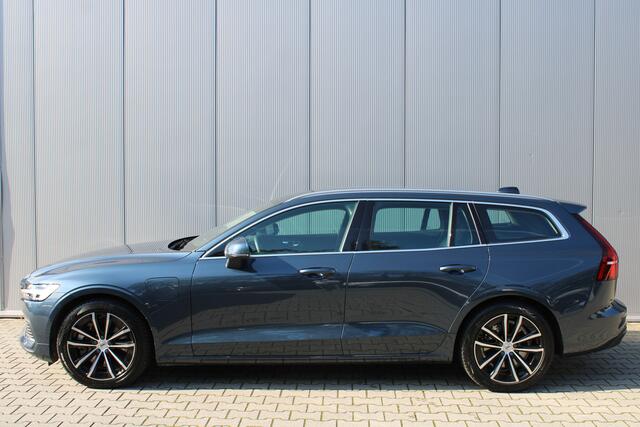 Volvo V60 T6 Plug-in hybrid AWD Essential Bright | Leder | Trekhaak | Adaptieve Cruise | All Season banden