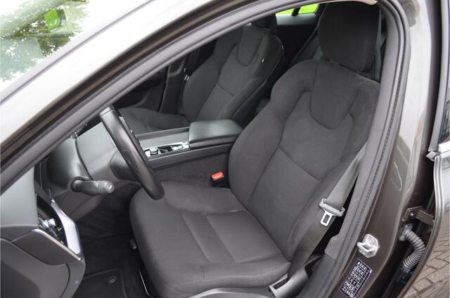 Volvo V60 2.0 B3 Momentum Business Elektr trekhaak + achterklep | Keyless | Lane assist | Virtual cockpit