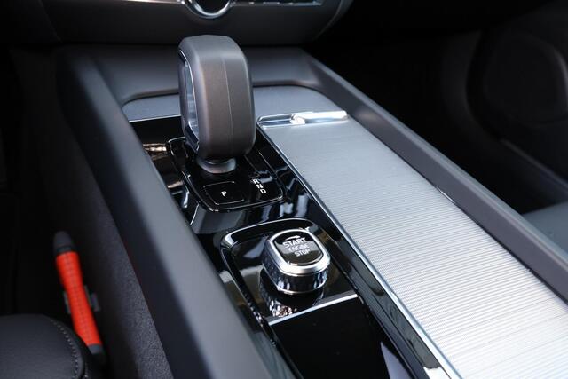 Volvo V60 B4 Essential Edition Sport - Intellisafe Assist & Surround - Parkeercamera achter- Verwarmbare voorstoelen, stuurwiel en achterbank - Parkeersensoren voor & achter - Lederen bekleding - 19" Wielen -