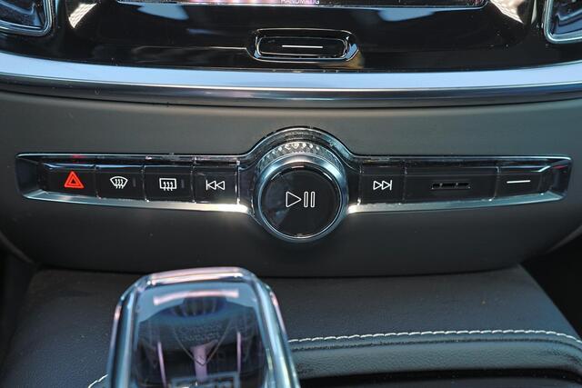 Volvo V60 T6 Recharge AWD Plus Dark - LONG RANGE - Panorama/schuifdak - IntelliSafe Assist & Surround - 360º Camera - Harman/Kardon audio - Adaptieve LED koplampen - Verwarmde voorstoelen, stuur & achterbank - Parkeersensoren voor & achter - Elektr. bedienb. voorst