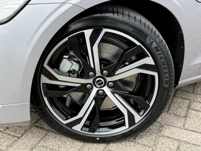 Volvo V60 2.0 T6 Plug-in hybrid AWD Essential | MJ 2026 | Leder | Blis | Adaptieve Cruise controle | 19" | Stuur + Stoelverwarming | Black Pack | Google | Camera | Getint glas |