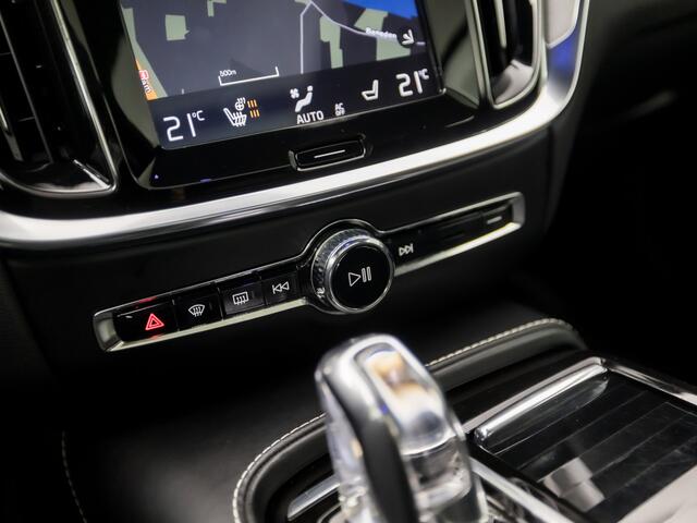 Volvo V60 2.0 T8 Twin Engine AWD R-Design 391Pk Automaat (PANORAMADAK, BLACK EDITION, HEAD-UP DISPLAY, LEDER, MEMORY SEATS, STUUR/STOELVERWARMING, HARMAN/KARODN, 360 CAMERA, ADAPTIVE CRUISE, KEYLESS, NIEUWSTAAT)