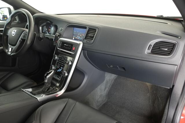 Volvo V60 2.0 T4 R-Design / Opendak / Leder / Navi / Cam / Trekhaak / org NL