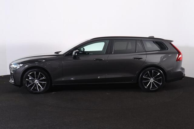 Volvo V60 T6 Recharge AWD Plus Dark - LONG RANGE - IntelliSafe Assist & Surround - 360º Camera - Harman/Kardon audio - Adaptieve LED koplampen - Verwarmde voorstoelen, stuur & achterbank - Parkeersensoren voor & achter - Elektr. bedienb. voorstoelen met geheugen - 