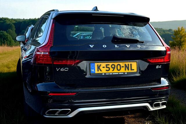 Volvo V60 2.0 B4 155kW/211pk Aut8 R-Design PANORAMADAK + HARMAN/KARDON + BLIS + STOELMASSAGE + ADAPT.CRUISE + STYLING PACK + PILOT ASSIST + HEAD-UP + STOELVERWARMING&-KOELING + STUURVERWARMING + 360 CAMERA + PARKSENSOREN + 19" LM-VELGEN!!