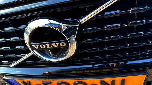 Volvo V60 2.0 B4 155kW/211pk Aut8 R-Design PANORAMADAK + HARMAN/KARDON + BLIS + STOELMASSAGE + ADAPT.CRUISE + STYLING PACK + PILOT ASSIST + HEAD-UP + STOELVERWARMING&-KOELING + STUURVERWARMING + 360 CAMERA + PARKSENSOREN + 19" LM-VELGEN!!