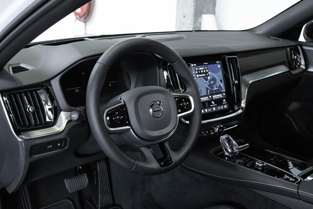 Volvo V60 T6 Plug-in hybrid AWD Plus Dark | Direct Beschikbaar | Head-Up Display | Schuif/Kantel Panoramadak | Harman Kardon Premium Audio | Nappa Lederen Contourstoelen | 360º Camera |