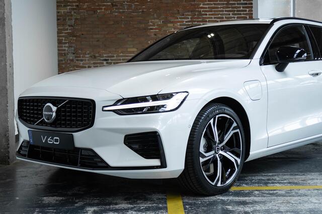 Volvo V60 T6 Plug-in hybrid AWD Plus Dark | Direct Beschikbaar | Head-Up Display | Schuif/Kantel Panoramadak | Harman Kardon Premium Audio | Nappa Lederen Contourstoelen | 360º Camera |