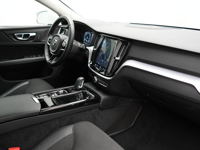 Volvo V60 T6 Twin Engine AWD Momentum Pro Plug In Hybrid 340pk Dealer O.H PHEV | Panodak | Adaptive Cruise | 360 Camera | Head Up | Sportstoelen Verwarmd | Harman & Kardon | Apple Carplay | Blis | Navigatie | Keyless | Virtual | DAB |