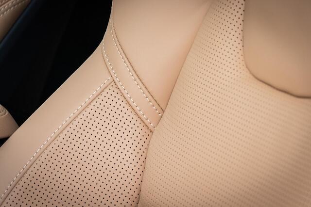 Volvo V60 T6 Plug-in hybrid AWD Ultra Dark | Adaptieve Cruise Control | Bowers & Wilkins Audio | Stoelventilatie + Massage | 360 Camera | Head-Up Display | 19 Inch Lichtmetalen Velgen