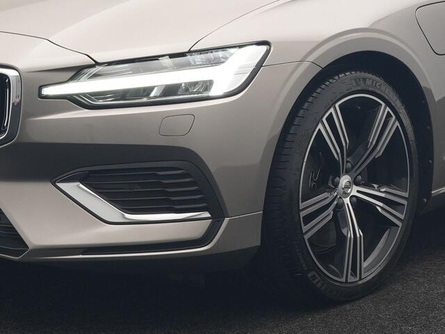 Volvo V60 T8 Twin Engine AWD Inscription Plug In Hybrid 390pk Dealer O.H. PHEV | Trekhaak Af Fabriek | Panodak | Adaptive Cruise | Head Up | Harman & Kardon | Lederen Sportstoelen Memory & Verwarmd | Blis | Pilot Assist | Spotify | Navigatie | Virtual | DAB |