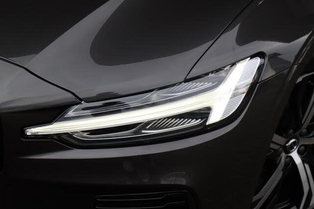Volvo V60 2.0 T6 Plug-in hybrid AWD Plus Dark | Schuif-/ kanteldak| Keyless Entry| Stoelverwarming voor + achter| Stuurwielverwarming| 19'' Lichtmetalen velgen|