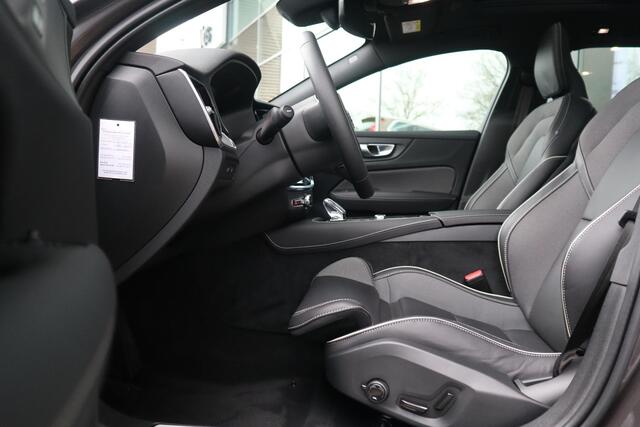 Volvo V60 2.0 T6 Plug-in hybrid AWD Plus Dark | Schuif-/ kanteldak| Keyless Entry| Stoelverwarming voor + achter| Stuurwielverwarming| 19'' Lichtmetalen velgen|