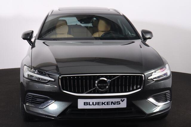 Volvo V60 T8 Recharge AWD Inscription - Panorama/schuifdak - IntelliSafe Assist & Surround - 360º Camera - Verwarmde voorstoelen - Parkeersensoren achter - Head up display - Draadloze tel. lader - Extra getint glas - 18' LMV