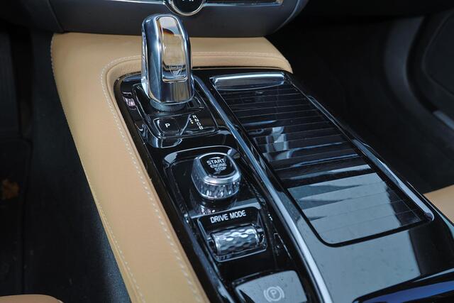 Volvo V60 T8 Recharge AWD Inscription - Panorama/schuifdak - IntelliSafe Assist & Surround - 360º Camera - Verwarmde voorstoelen - Parkeersensoren achter - Head up display - Draadloze tel. lader - Extra getint glas - 18' LMV