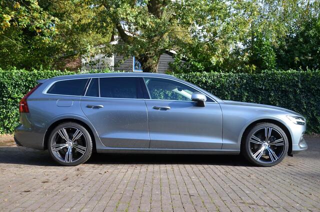 Volvo V60 2.0 T4 Momentum Pro Navi/Pdc/Ecc/Achteruitrijcamera/Apple Carplay/Android Auto/Uitwijk assistent/lichtmetalen velgen 18"