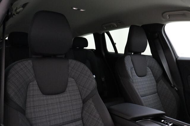 Volvo V60 B4 (M-HYBRID) ESSENTIAL BLACK EDITON -CAMERA|CLIMATE|19"|CARPLAY|PRIVACY.GLAS