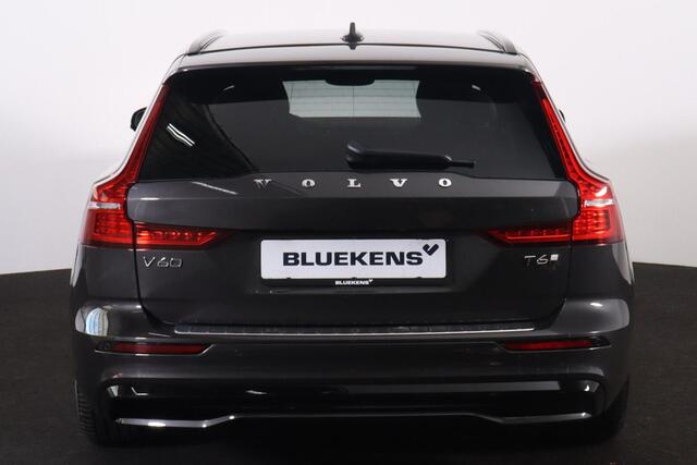 Volvo V60 T6 Recharge AWD Plus Dark - IntelliSafe Assist & Surround - 360º Camera - Harman/Kardon audio - Adaptieve LED koplampen - Verwarmde voorstoelen, stuur & achterbank - Parkeersensoren voor & achter - Elektr. bedienb. voorstoelen met geheugen - Extra getint 