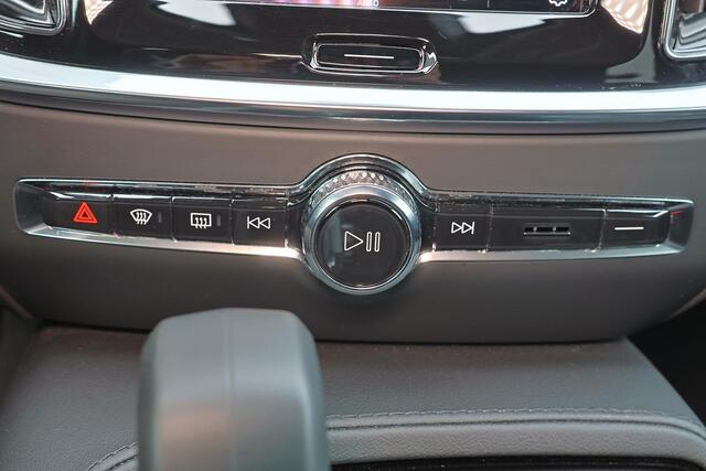 Volvo V60 T6 Recharge AWD Plus Dark - IntelliSafe Assist & Surround - 360º Camera - Harman/Kardon audio - Adaptieve LED koplampen - Verwarmde voorstoelen, stuur & achterbank - Parkeersensoren voor & achter - Elektr. bedienb. voorstoelen met geheugen - Extra getint 