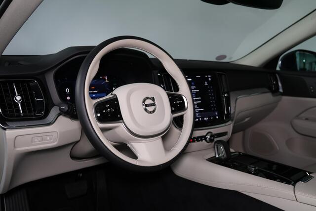 Volvo V60 T6 Recharge AWD Essential - Intellisafe Assist/Surround - Lederen bekleding - Verwarmbare voorstoelen - Verwarmbaar stuurwiel - Verwarmbare achterbank - Parkeercamera achter - Parkeersensoren v/a - Exterior Styling Kit - 19' LMV - Getint glas
