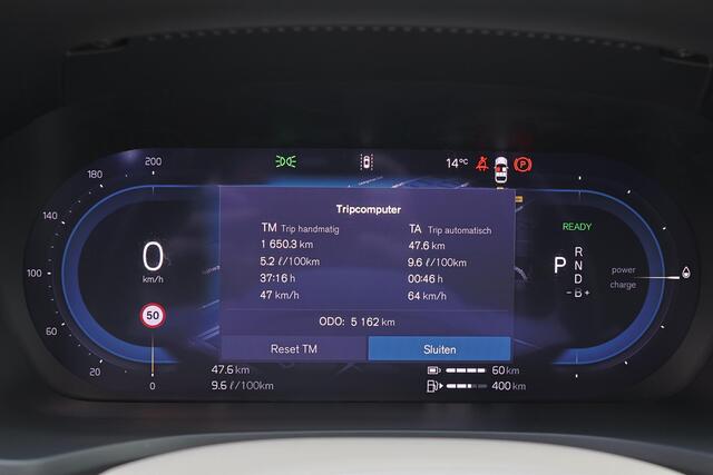 Volvo V60 T6 Recharge AWD Essential - Intellisafe Assist/Surround - Lederen bekleding - Verwarmbare voorstoelen - Verwarmbaar stuurwiel - Verwarmbare achterbank - Parkeercamera achter - Parkeersensoren v/a - Exterior Styling Kit - 19' LMV - Getint glas