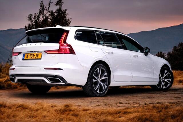 Volvo V60 2.0 T8 AWD 287kW/390pk Aut8 Recharge R-Design ADAPT.CRUISE + NAVI SENSUS + BLIS+ LANE ASSIST + MEMORY STOEL + KEYLESS ENTRY&GO + SPORTSTOELEN + LEDER/GAASSTOF + STANDKACHEL + ON-CALL + PARKSENSOREN + 18" LM-VELGEN!!