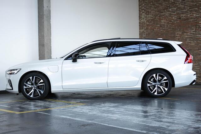 Volvo V60 T6 Automaat Plug-in hybrid AWD Ultra Dark | Harman Kardon Premium Audio | Lederen bekleding | Parkeercamera | Google Infotainment | Stoelverwarming | Stuurwielverwarming | Semi-Elektrische inklapbare trekhaak