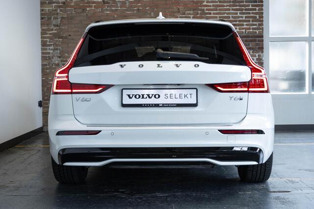 Volvo V60 T6 Automaat Plug-in hybrid AWD Ultra Dark | Harman Kardon Premium Audio | Lederen bekleding | Parkeercamera | Google Infotainment | Stoelverwarming | Stuurwielverwarming | Semi-Elektrische inklapbare trekhaak