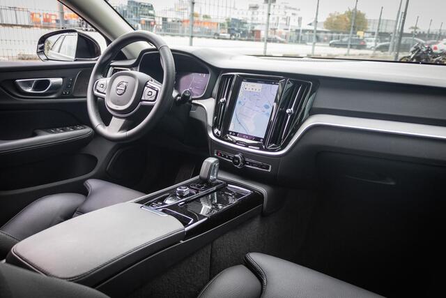 Volvo V60 2.0 T6 Plug-in hybrid AWD Plus Bright | Adaptieve Cruise Control | Trekhaak | Harman & Kardon | Stoel + stuurverwarming |