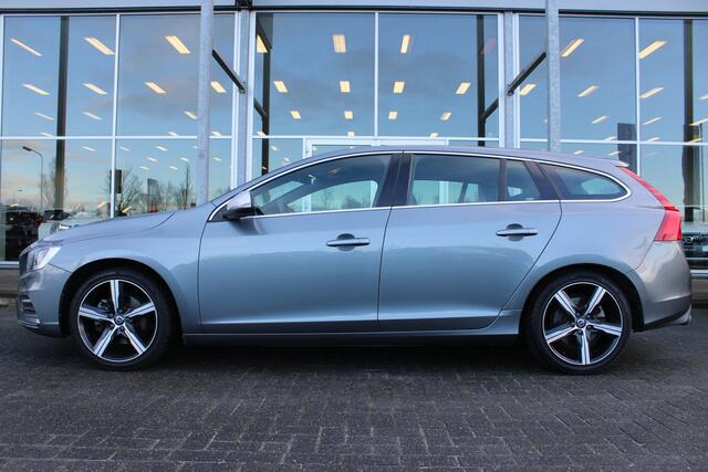 Volvo V60 T4 Business Sport | Camera | Trekhaak | Verw. Voorstoelen | Bi-Xenon | 18" LMV