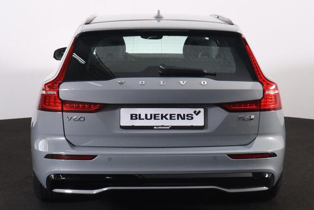 Volvo V60 T6 Recharge AWD Plus Dark - IntelliSafe Assist & Surround - 360º Camera - Harman/Kardon audio - Verwarmde voorstoelen, stuur & achterbank - Parkeersensoren voor & achter - Elektr. bedienb. voorstoelen met geheugen - Elektr. inklapbare trekhaak - 18' LMV