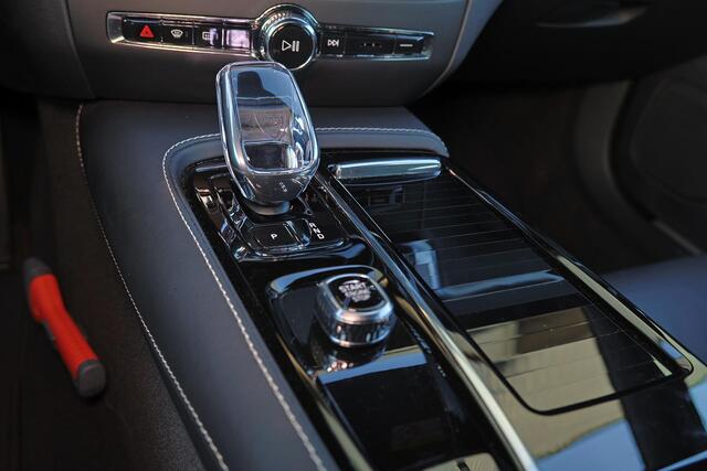 Volvo V60 T6 Recharge AWD Plus Dark - IntelliSafe Assist & Surround - 360º Camera - Harman/Kardon audio - Verwarmde voorstoelen, stuur & achterbank - Parkeersensoren voor & achter - Elektr. bedienb. voorstoelen met geheugen - Elektr. inklapbare trekhaak - 18' LMV