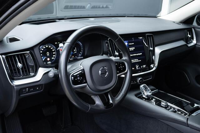 Volvo V60 2.0 T8 Twin Engine AWD Inscription | Panoramisch Schuif-Kantel Dak | 19"5-Multi Spoke LM velgen | Harman Kardon Premium Sound Systeem | Grafisk Head Up Display | Stoel, stuur en achterbank verwarming | Rear Parking Camera| Extra donker Glas achter |