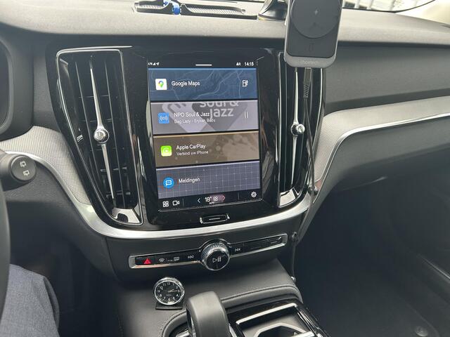 Volvo V60 2.0 T6 Plug-in hybrid AWD Essential Bright | Trekhaak | Lederen bekleding | 19" velgen | Google Maps navigatie | Apple Carplay / Android Auto | LED koplampen |