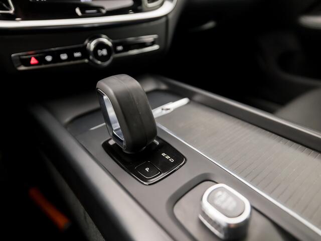 Volvo V60 2.0 B3 Sport 177Pk Automaat (APPLE CARPLAY, GROOT NAVI, TREKHAAK, ADAPTIVE CRUISE, SPORTSTOELEN, KEYLESS, PARKEERSENSOREN, NIEUWSTAAT)