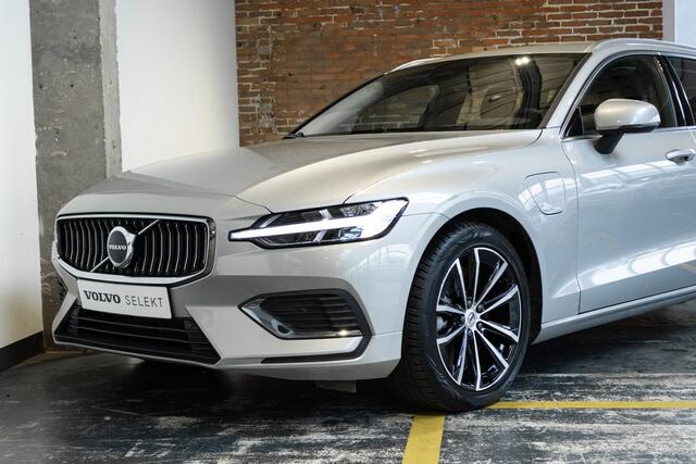 Volvo V60 T6 Plug-in hybrid AWD Essential Bright | Lederen bekleding | Electrische wegklapbare trekhaak | Stoelverwarming | Adaptive cruise Control | Parkeersensoren voor + achter | Parkeercamera | BLIS | Stuurwielverwarming