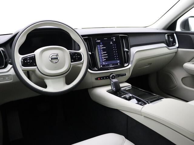 Volvo V60 T6 350pk AWD Essential Edition Bright / Voorraadkorting ¤8000,- / Blond leder / ACC / PDC V+A / Camera / Stoel/- en stuurverwarming / 19'' Velgen / Getint glas /