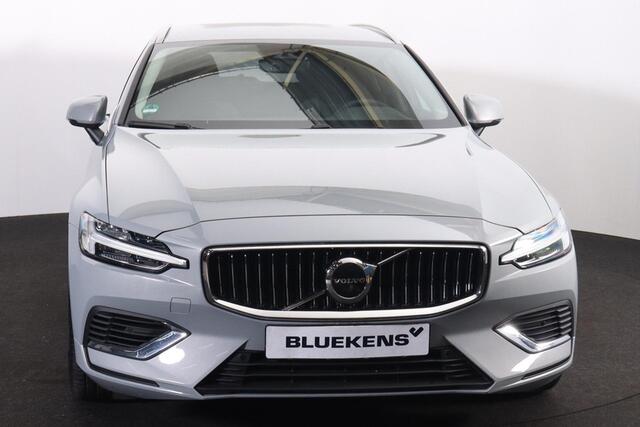 Volvo V60 T6 Recharge AWD Core - Parkeercamera achter - Verwarmde voorstoelen, stuur & achterbank - Parkeersensoren voor & achter - Cruise control - Extra getint glas - 18' LMV