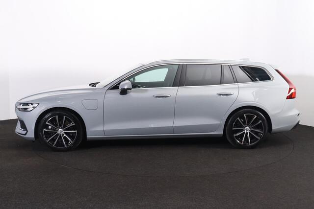 Volvo V60 T6 Recharge AWD Core - Parkeercamera achter - Verwarmde voorstoelen, stuur & achterbank - Parkeersensoren voor & achter - Cruise control - Extra getint glas - 18' LMV