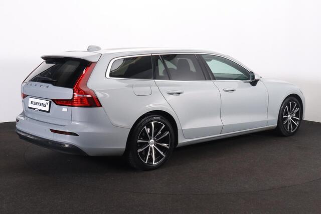 Volvo V60 T6 Recharge AWD Core - Parkeercamera achter - Verwarmde voorstoelen, stuur & achterbank - Parkeersensoren voor & achter - Cruise control - Extra getint glas - 18' LMV