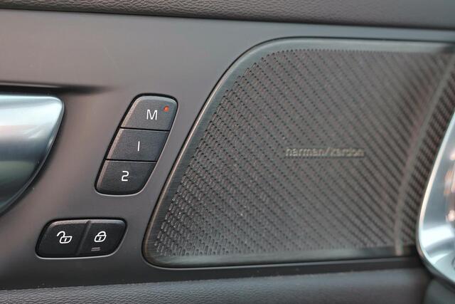 Volvo V60 T6 Recharge AWD Plus Dark Intellisafe Assist & Suround - 360° Camera - Harman/Kardon Audio - Verwarmbare voorstoelen, stuur & achterbank - Parkeersensoren voor & achter - Elektrisch verstelbare voorstoelen - Trekhaak wegklapbaar - Verwarmbare voorruit