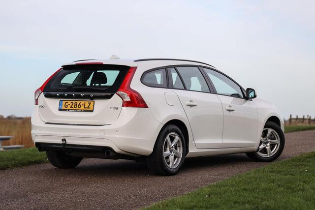 Volvo V60 1.5 T3 Kinetic ? Stuurverwarming ? Trekhaak ? Camera