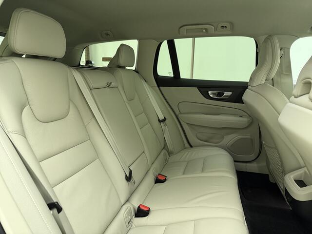 Volvo V60 B4 Automaat Plus Dark / Standkachel / Stoel/- stuurverwarming / Keyles entry / Trekhaak / Camera /