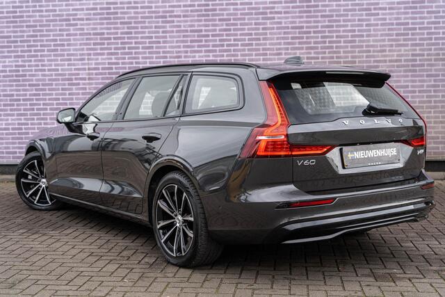 Volvo V60 2.0 T6 Plug-in hybrid AWD Plus Dark | Sportstoelen | Trekhaak | Harman Kardon Audio | 360 Camera | Stuur-/Stoelverwarming |