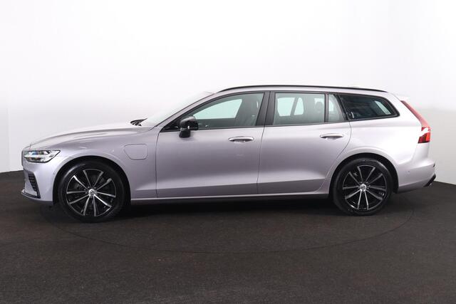 Volvo V60 2.0 T6 Plug-in hybrid AWD Plus Dark - IntelliSafe Assist & Surround - 360º Camera - Harman/Kardon audio - Adaptieve LED koplampen - Verwarmde voorstoelen, stuur - Parkeersensoren voor & achter - Elektr. bedienb. voorstoelen met geheugen - Extra getint gla