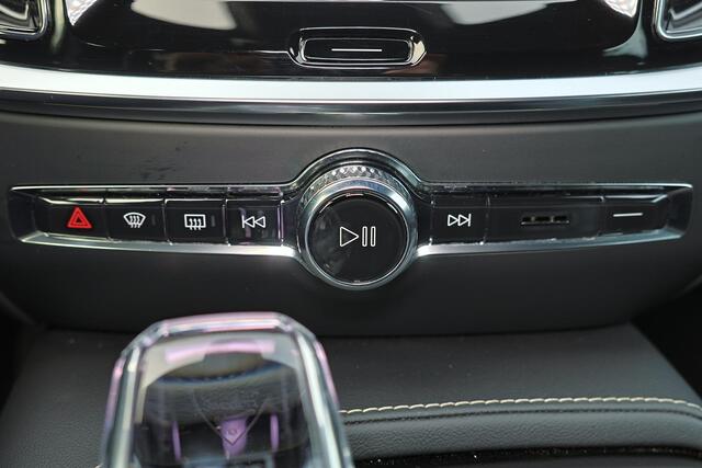 Volvo V60 2.0 T6 Plug-in hybrid AWD Plus Dark - IntelliSafe Assist & Surround - 360º Camera - Harman/Kardon audio - Adaptieve LED koplampen - Verwarmde voorstoelen, stuur - Parkeersensoren voor & achter - Elektr. bedienb. voorstoelen met geheugen - Extra getint gla