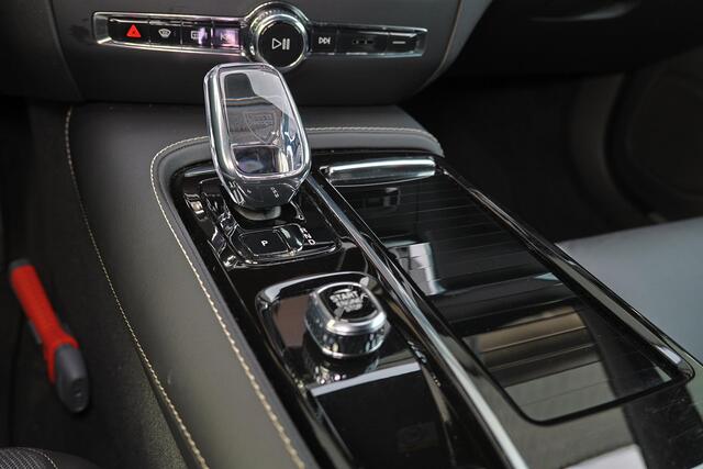 Volvo V60 2.0 T6 Plug-in hybrid AWD Plus Dark - IntelliSafe Assist & Surround - 360º Camera - Harman/Kardon audio - Adaptieve LED koplampen - Verwarmde voorstoelen, stuur - Parkeersensoren voor & achter - Elektr. bedienb. voorstoelen met geheugen - Extra getint gla