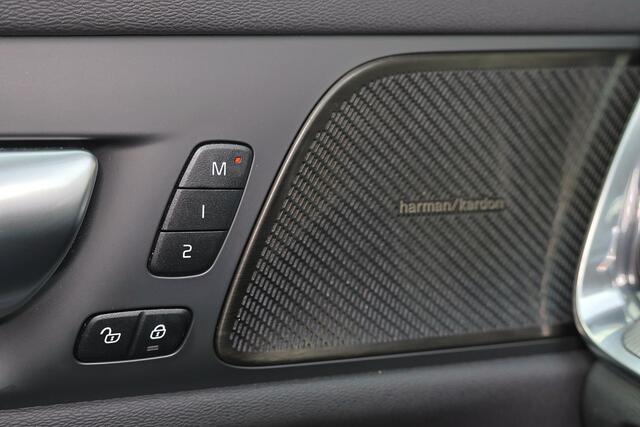 Volvo V60 2.0 T6 Plug-in hybrid AWD Plus Dark - IntelliSafe Assist & Surround - 360º Camera - Harman/Kardon audio - Adaptieve LED koplampen - Verwarmde voorstoelen, stuur - Parkeersensoren voor & achter - Elektr. bedienb. voorstoelen met geheugen - Extra getint gla